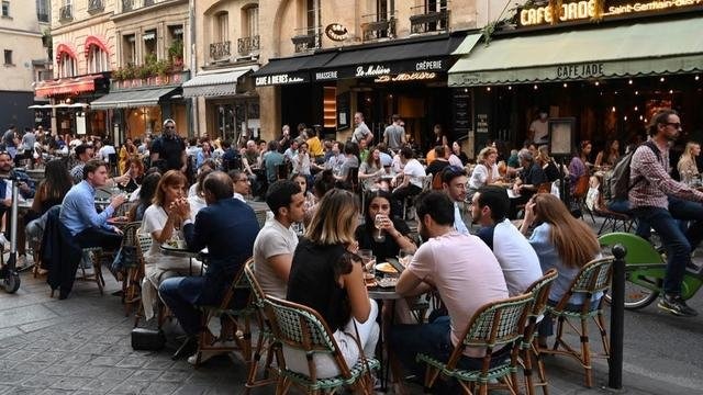 L’Assemblée Nationale refuse en 1ère lecture d’exclure les terrasses des cafés et des restaurants de l’obligation du pass sanitaire